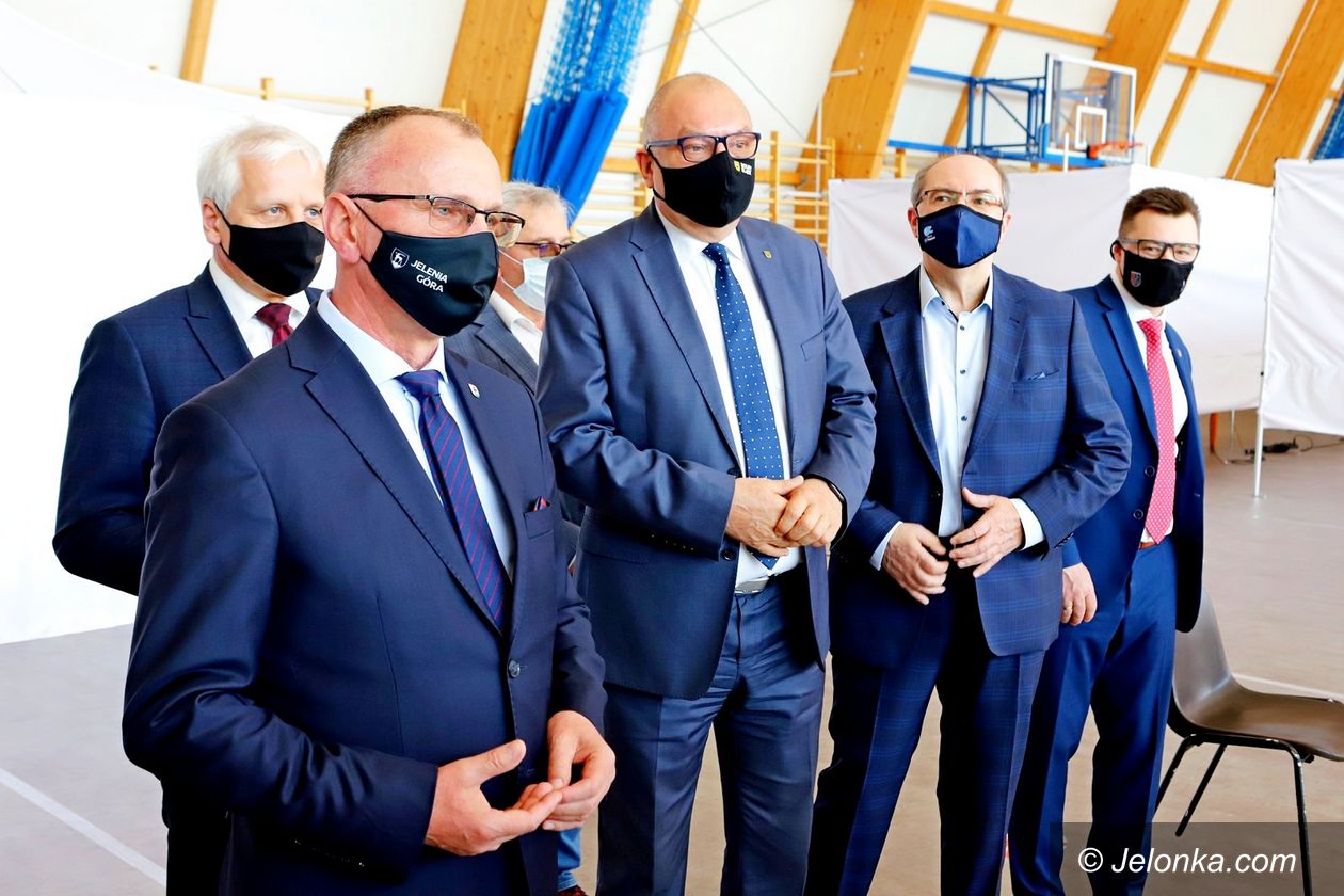 Jelenia Góra: Oficjele otworzyli, czas na szczepienia