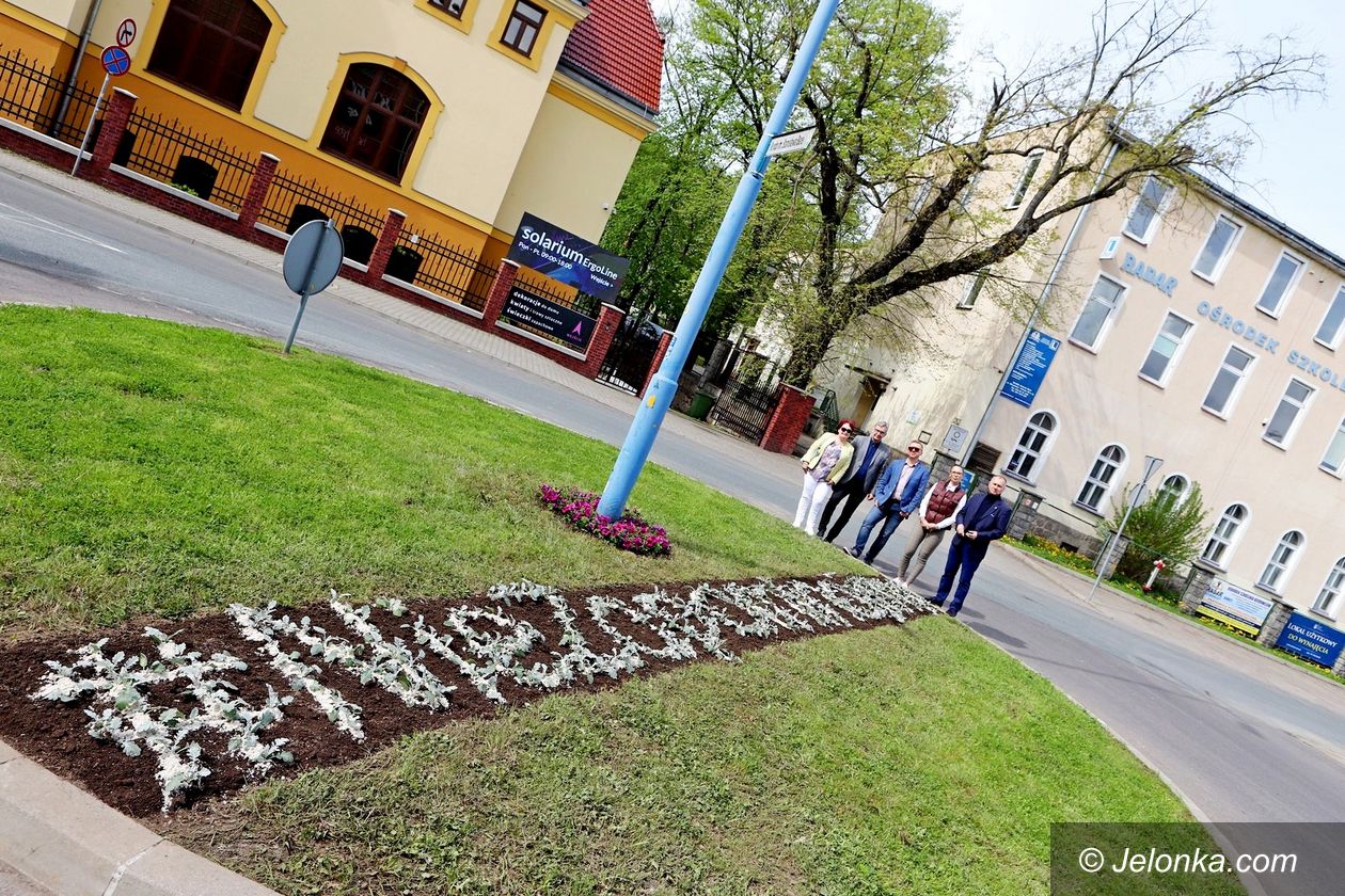 Jelenia Góra: Symbolicznie przy rondzie Barei