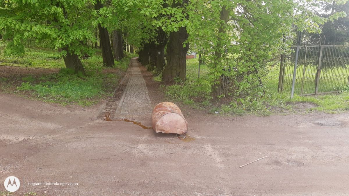 Jelenia Góra: Porzucona beczka przy ul. Jagiełły
