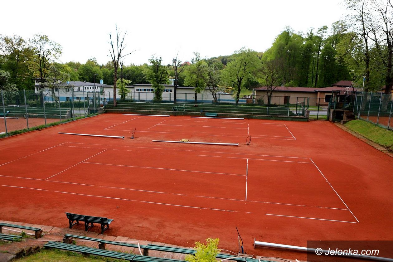 Jelenia Góra: Spółka remontuje korty