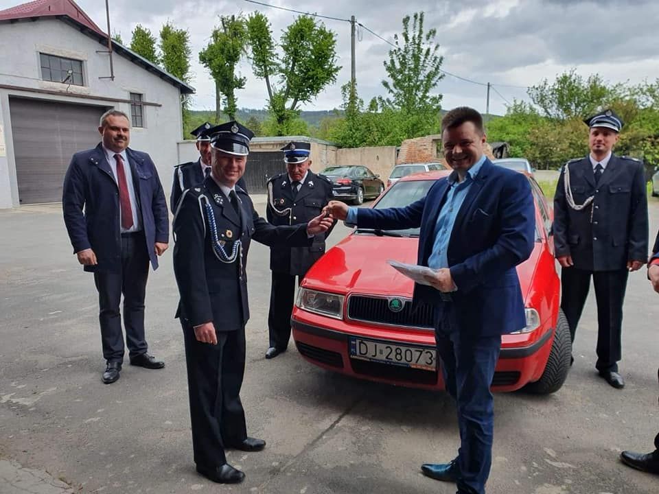 Janowice Wielkie: Samochód dla strażaków