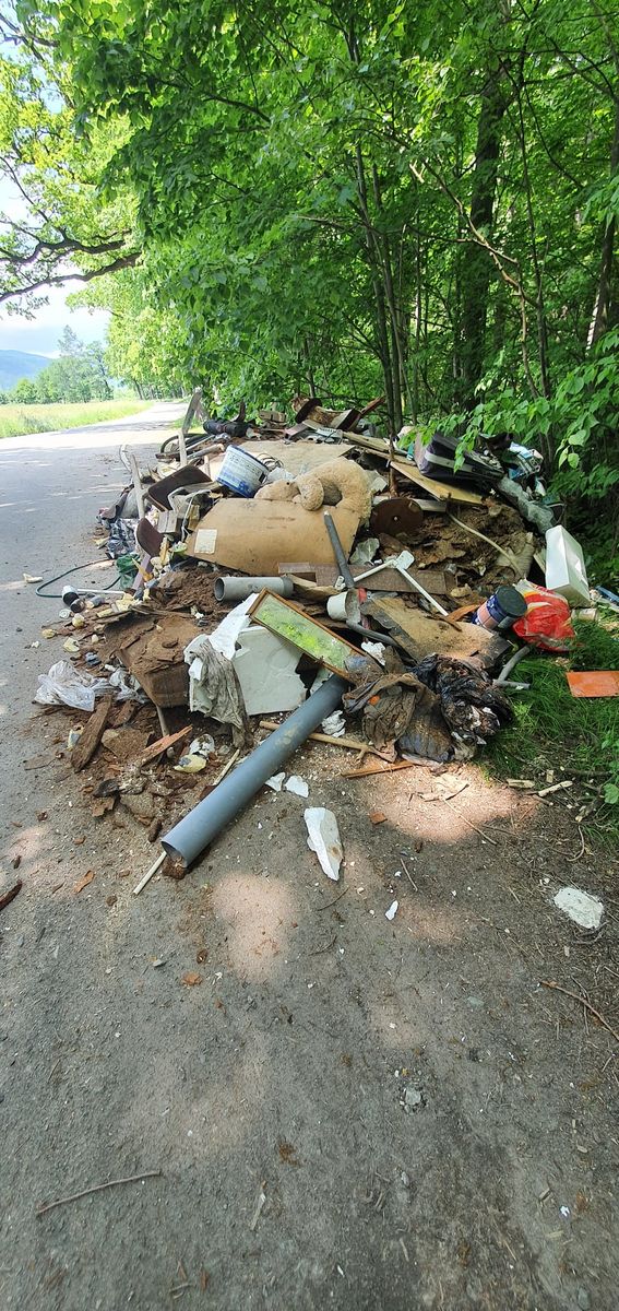 Kostrzyca: Ktoś podrzucił odpady tuż przy wysypisku śmieci