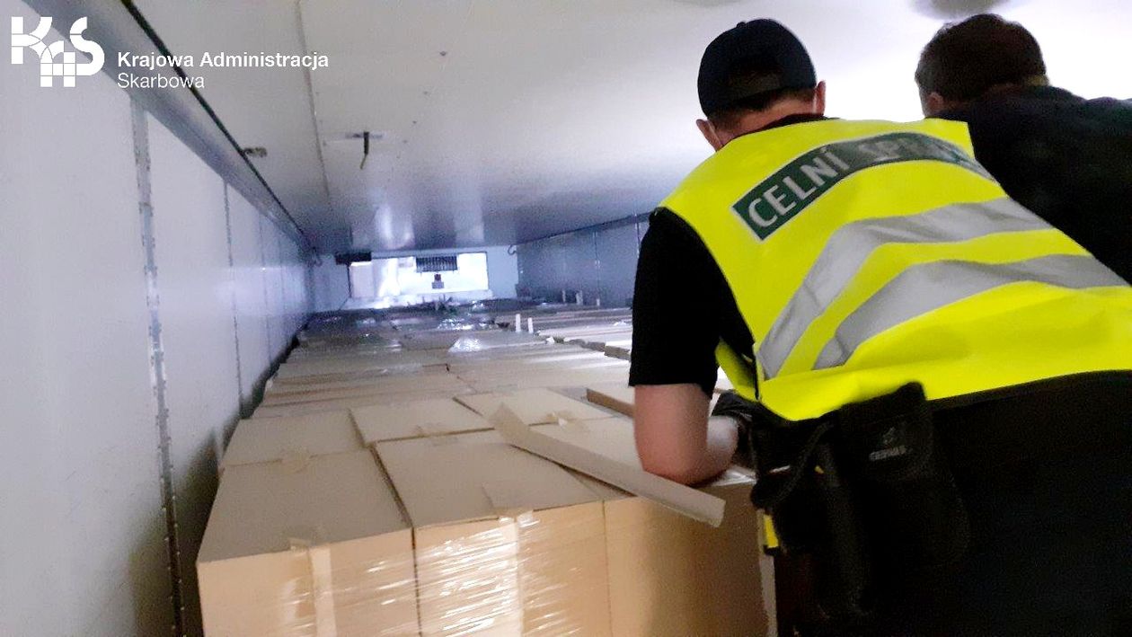 Region: Nielegalne papierosy w ciężarówce z warzywami