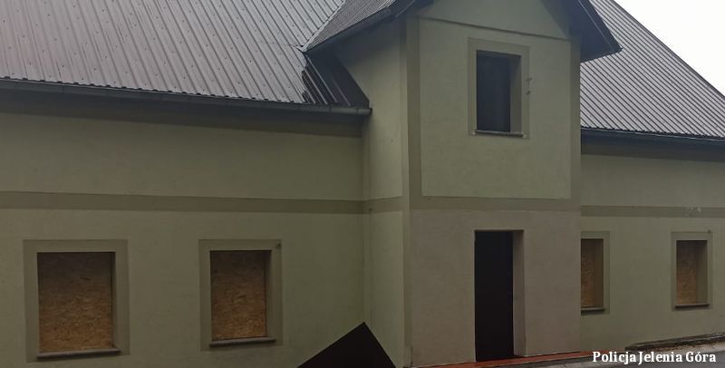 Powiat: Wandal wybił okna na plebanii – był pijany