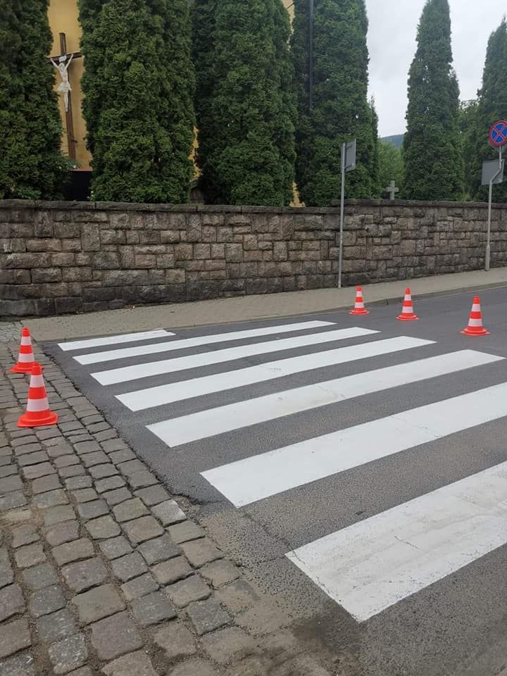 Kowary: Malują pasy i strzałki