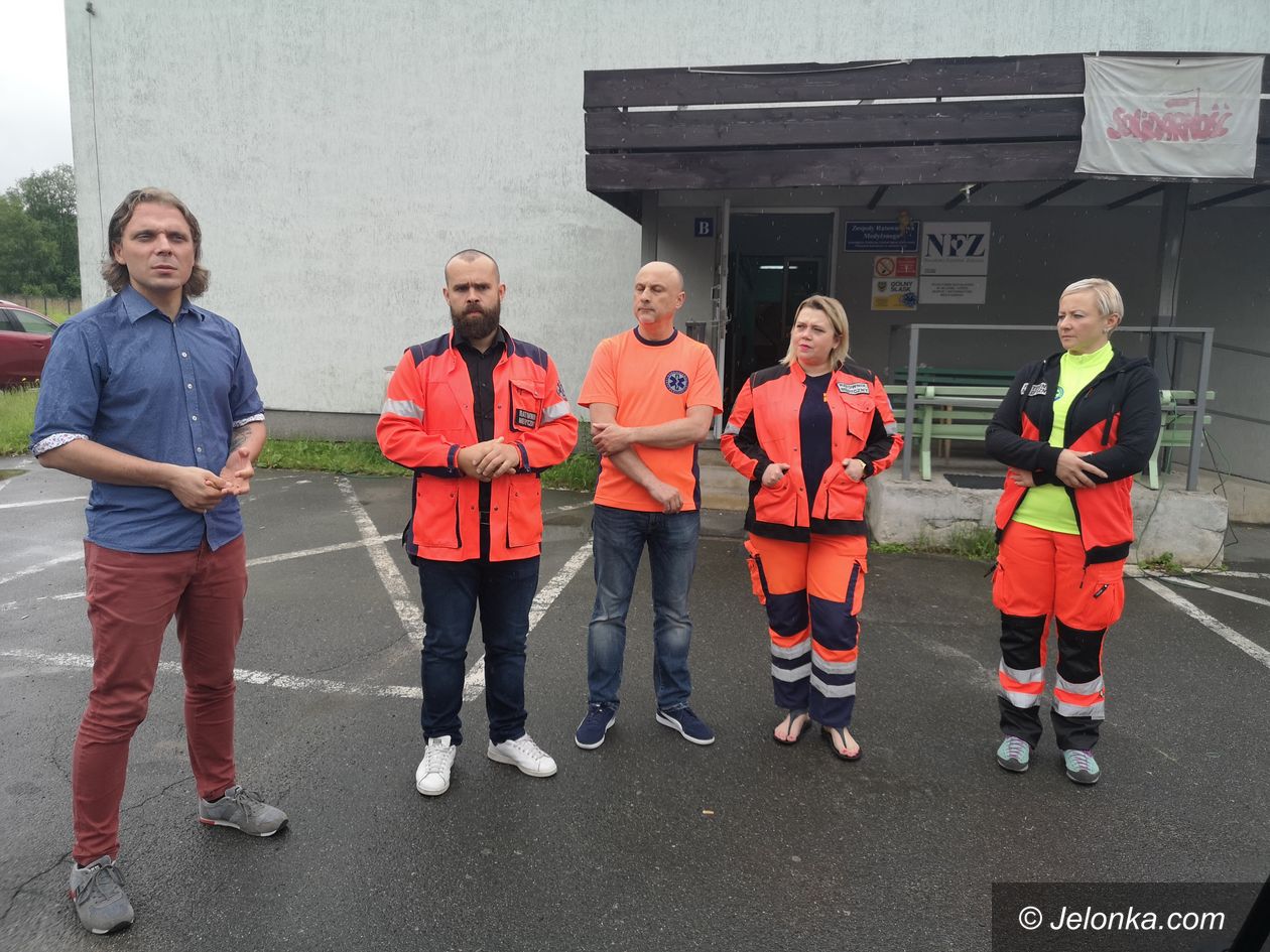Jelenia Góra: Bez połowy ratowników medycznych od 1 lipca?