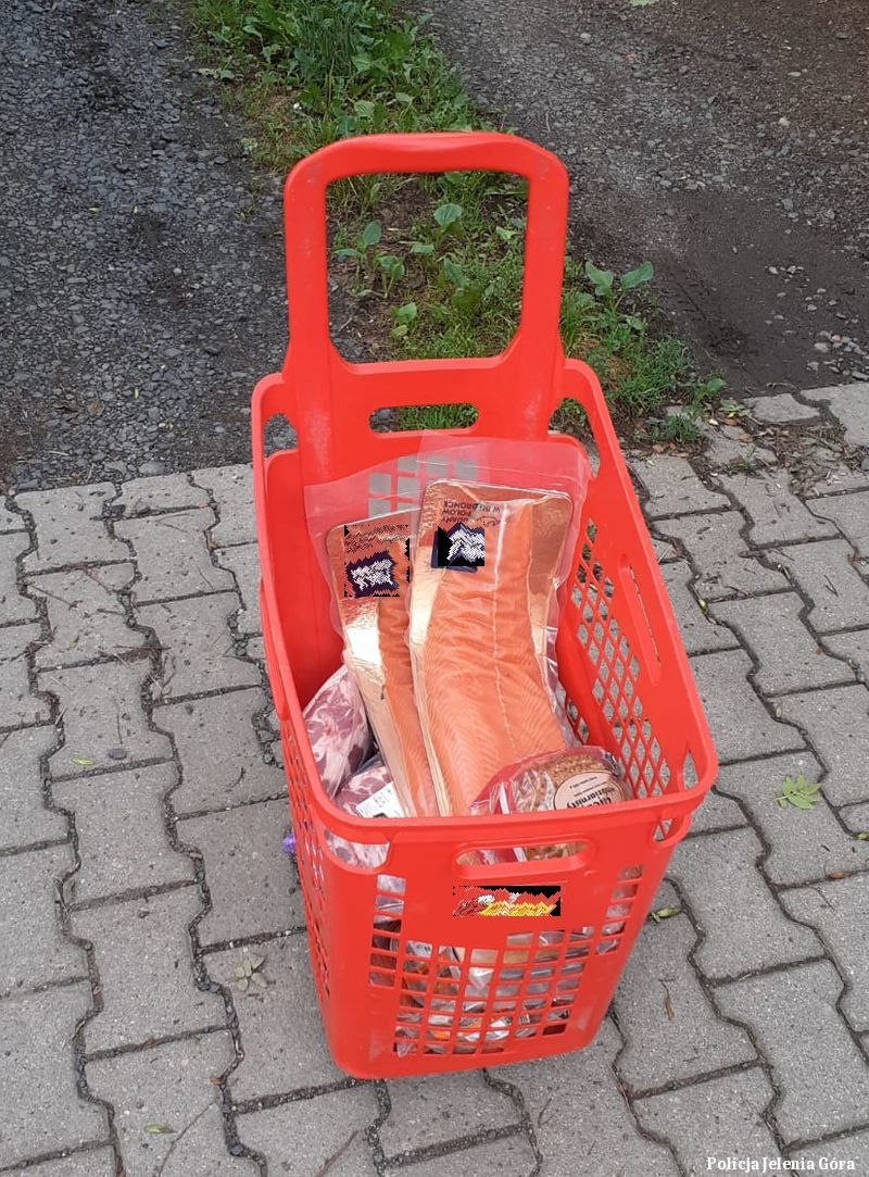 Jelenia Góra: Po służbie policjant zatrzymał dwóch podejrzanych
