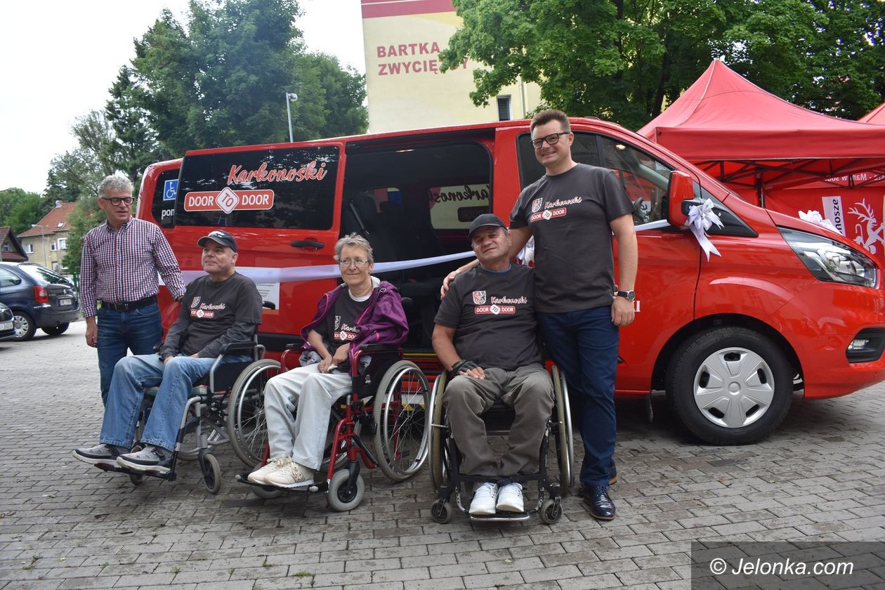 Powiat: Bus dowiezie bezpłatnie do lekarza i do teatru