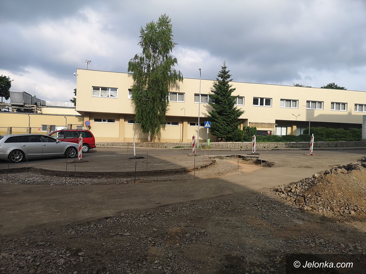 Jelenia Góra: Rondo z zielenią czy z granitowej kostki?