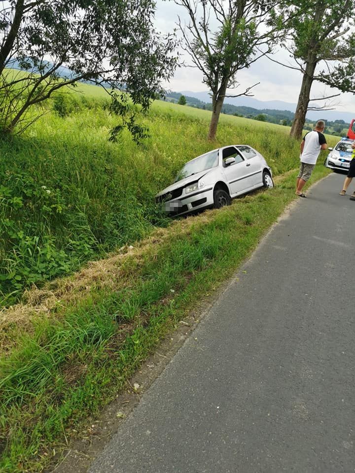 Jelenia Góra: Auto w rowie pod Komarnem