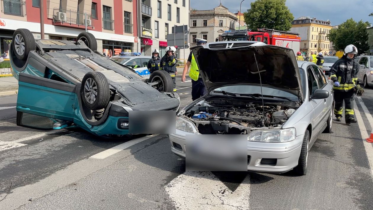 Jelenia Góra: Groźnie wyglądająca kolizja drogowa w centrum