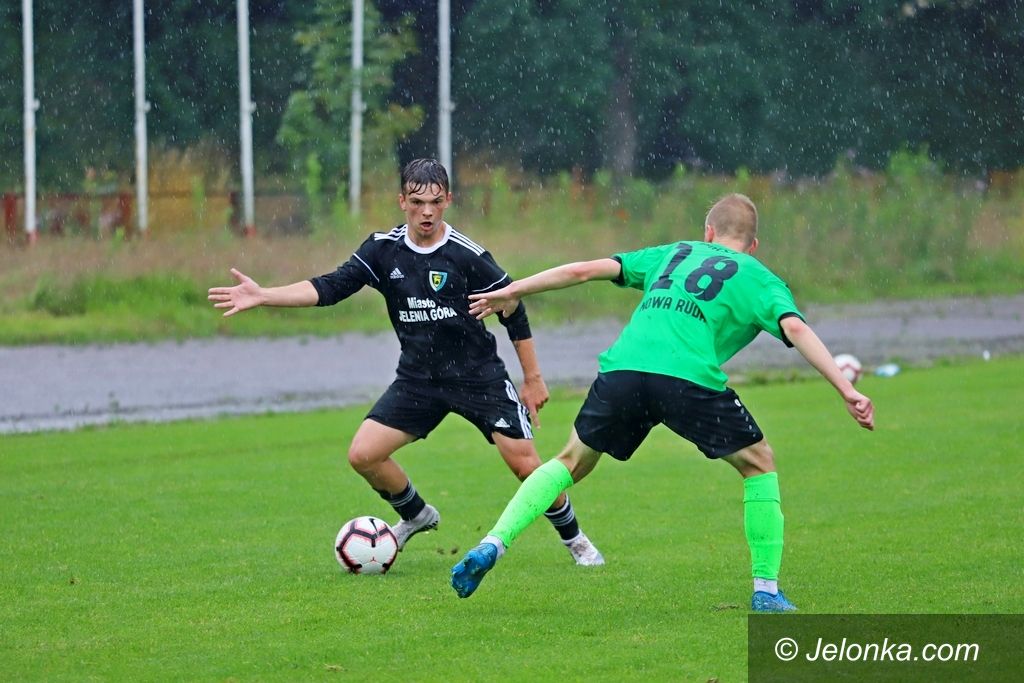 Jelenia Góra: Zwycięstwo w strugach deszczu