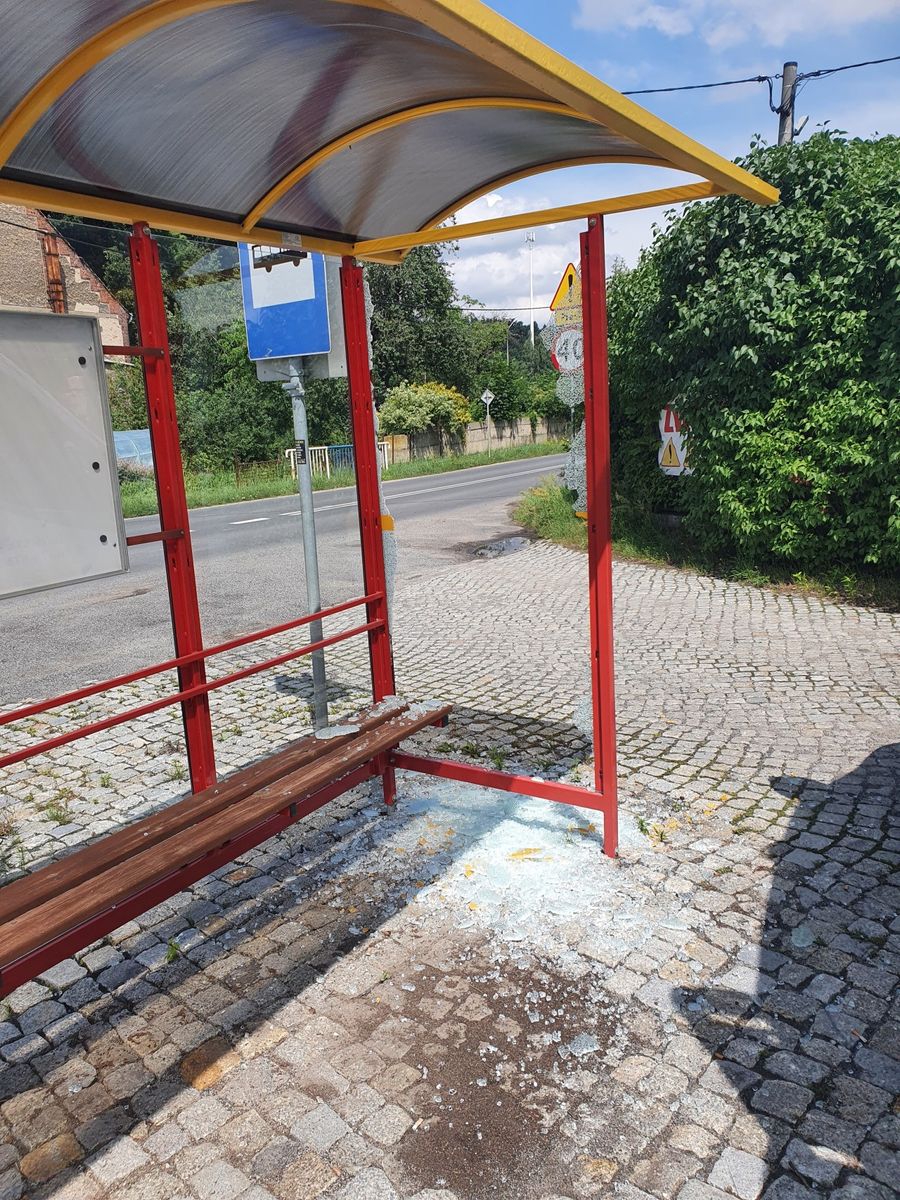 Złotoryja: Wandale niszczą wiaty
