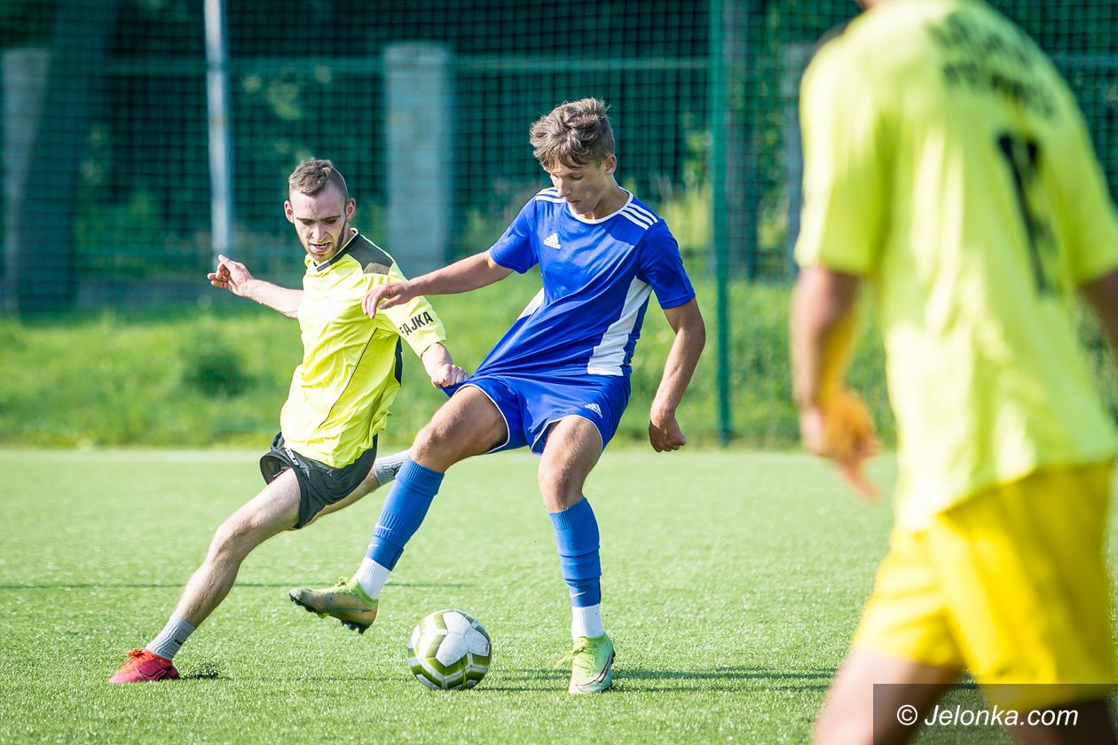 Jelenia Góra: Seniorzy Lechii pokonali młodzież Karkonoszy