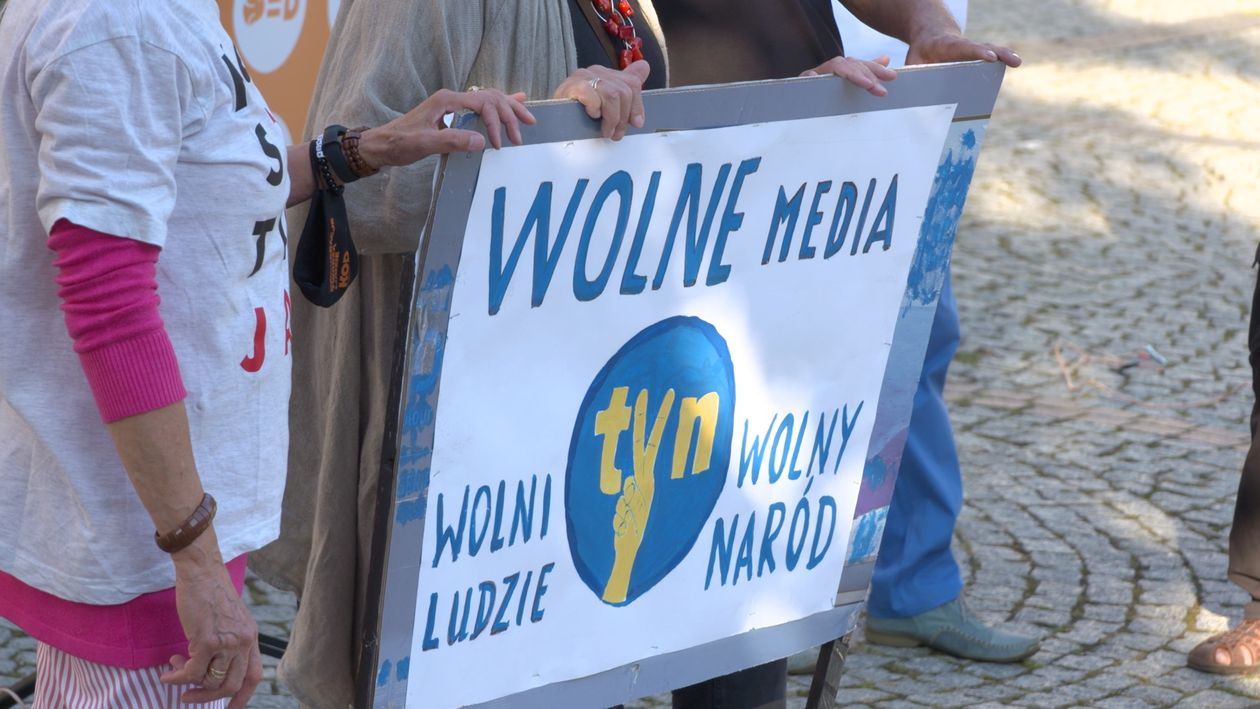 Jelenia Góra: KOD w obronie TVN–u