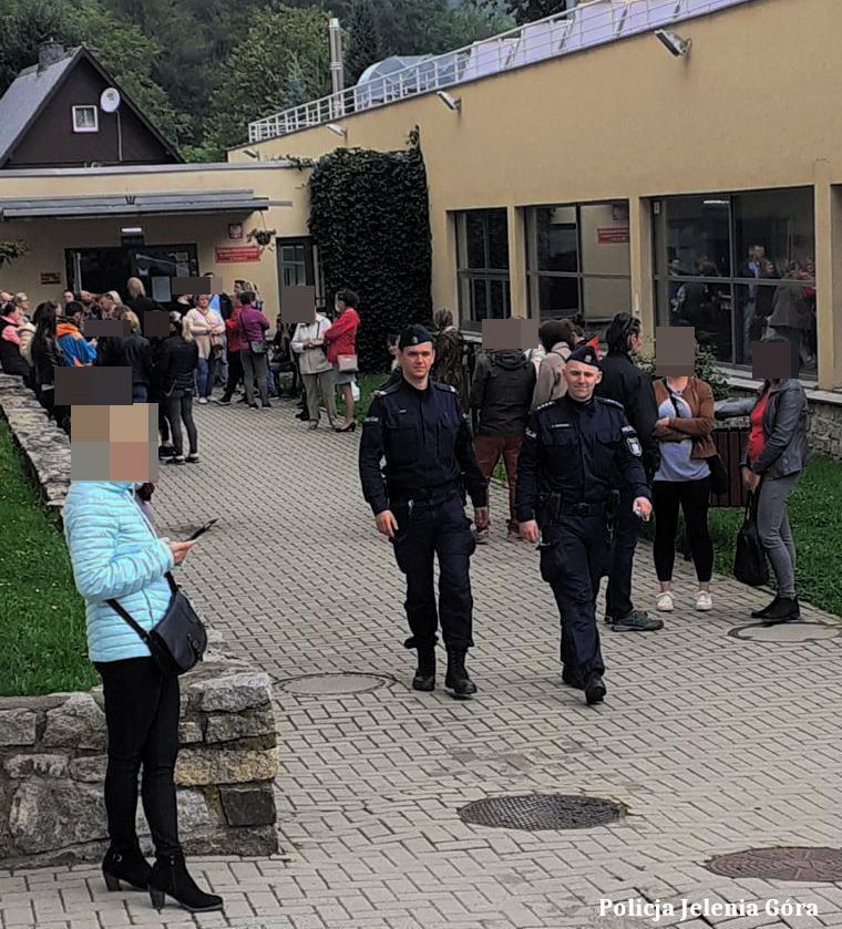 Powiat: Jeleniogórscy policjanci czuwają przy szkołach