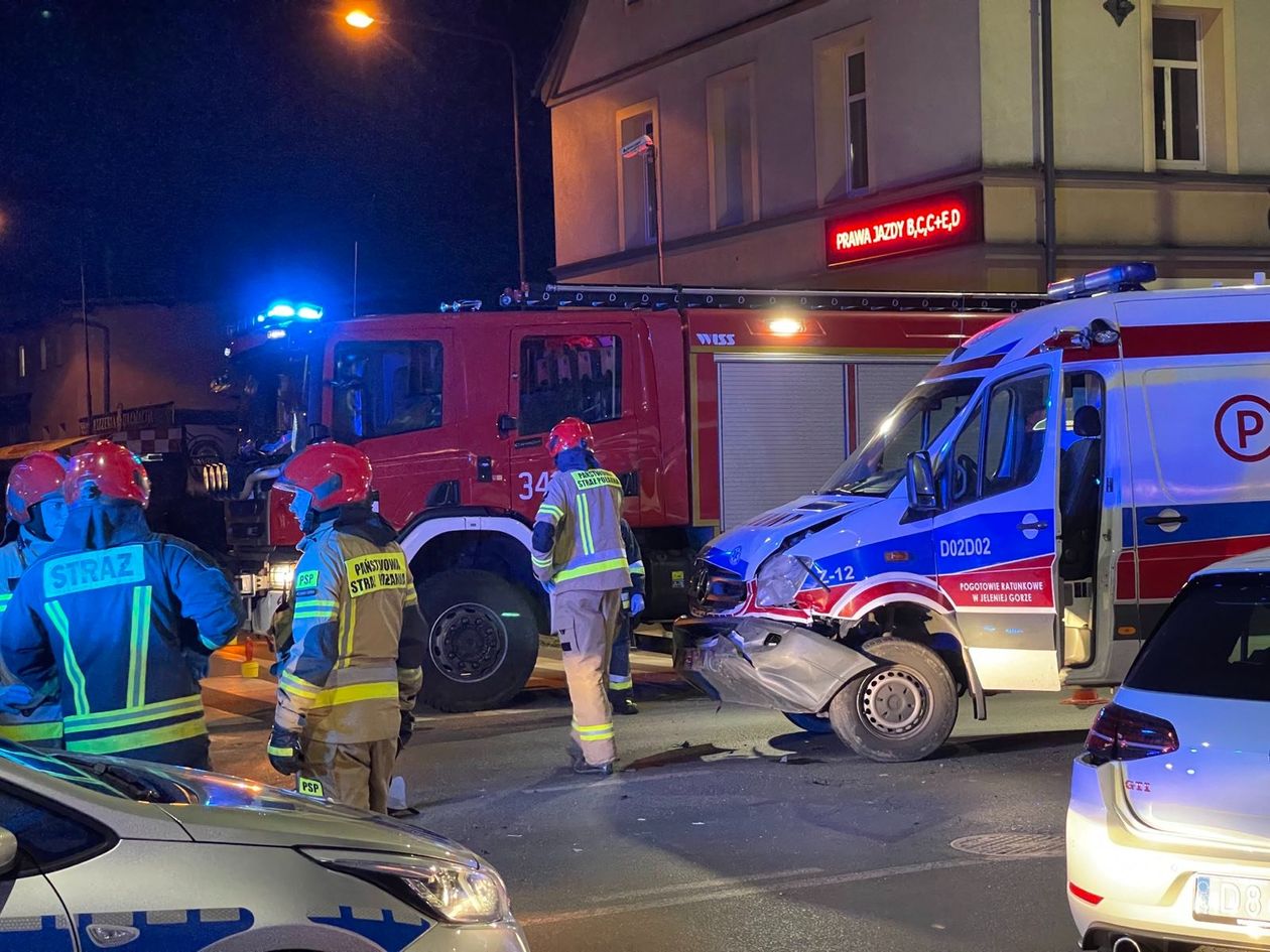 Jelenia Góra: Kolizja z udziałem karetki