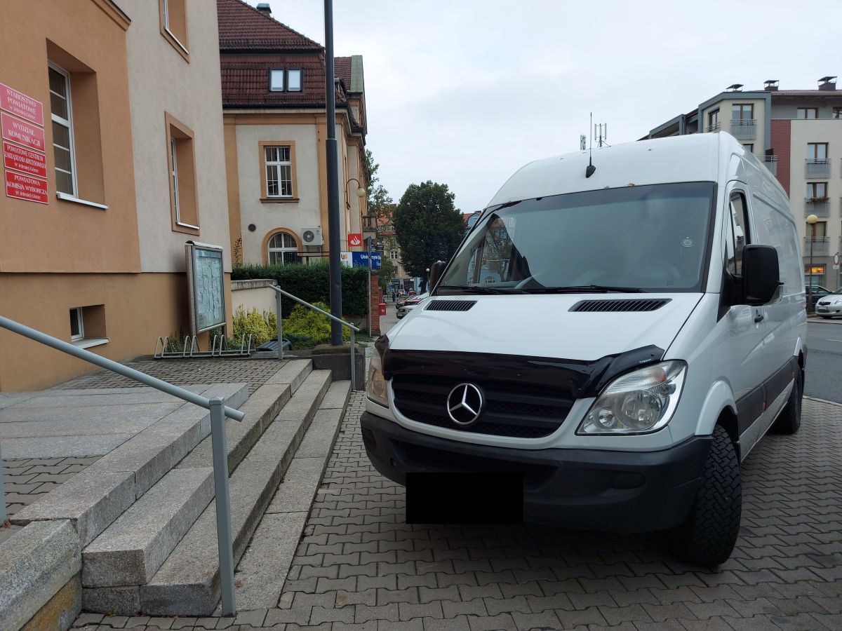 Jelenia Góra: Zastawił busem schody