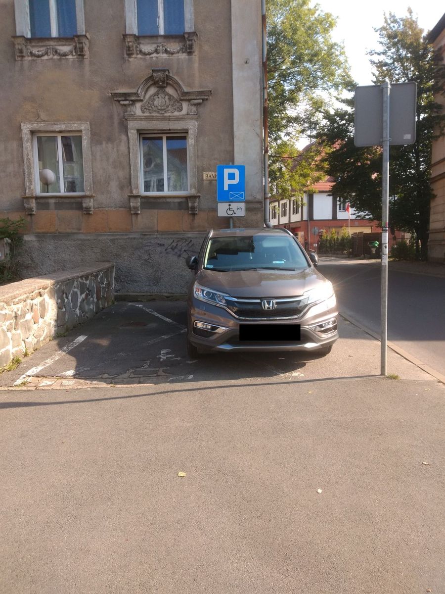 Jelenia Góra: Kierowca nie trafił w „kopertę”?