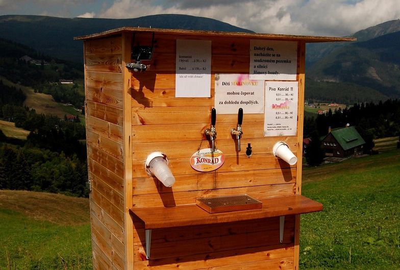 Karkonosze: Piwomat przy szlaku