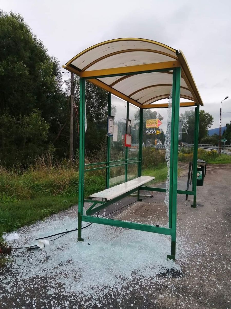Mysłakowice: Wandale na przystanku
