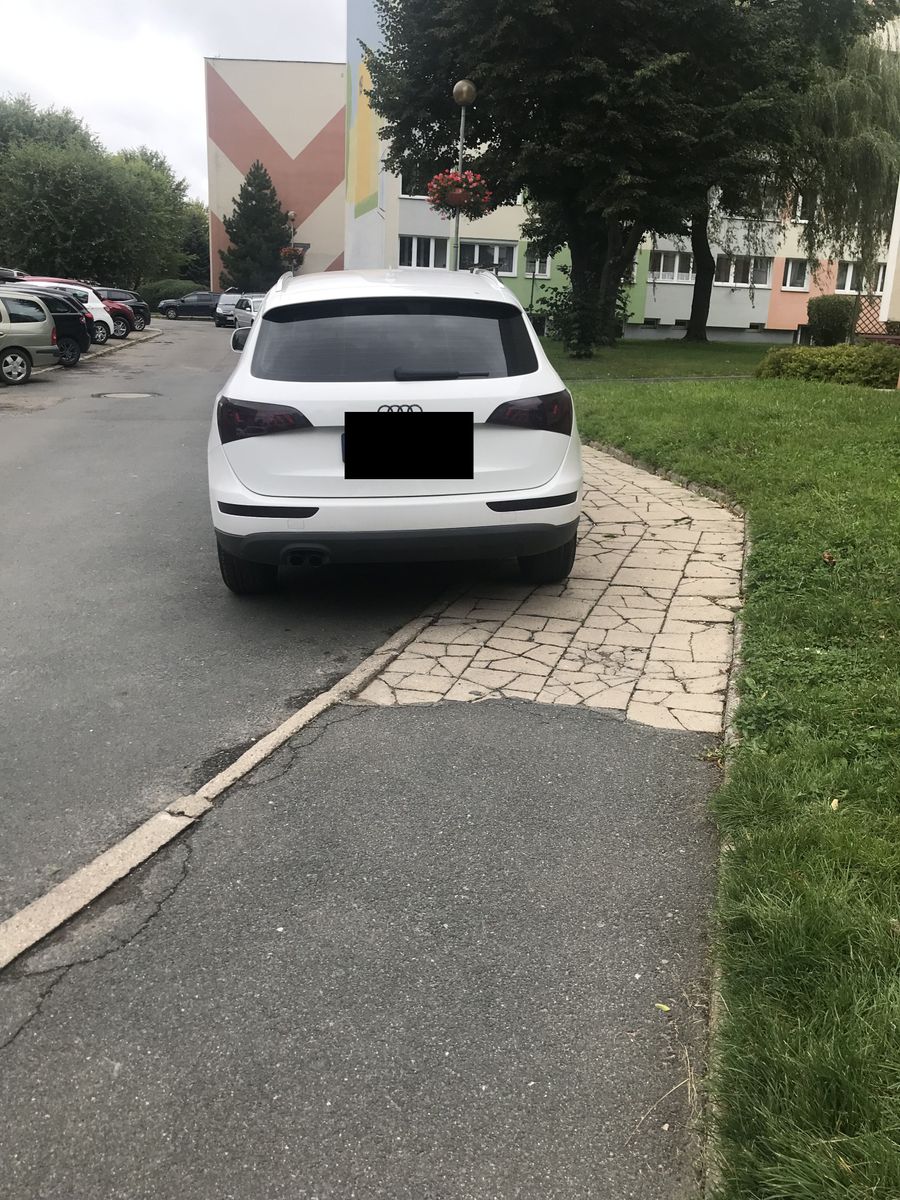 Jelenia Góra: Znowu zastawili chodniki