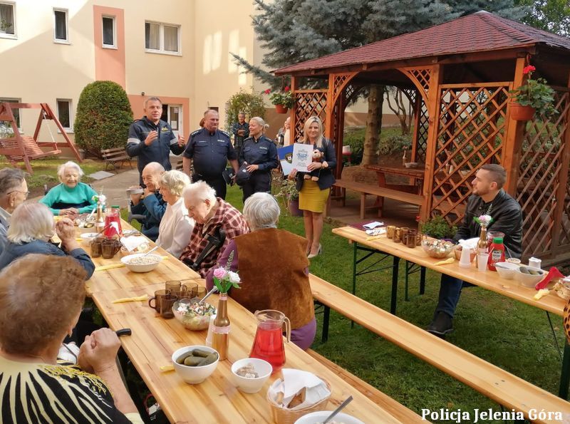 Jelenia Góra: Mundurowi z wizytą u seniorów