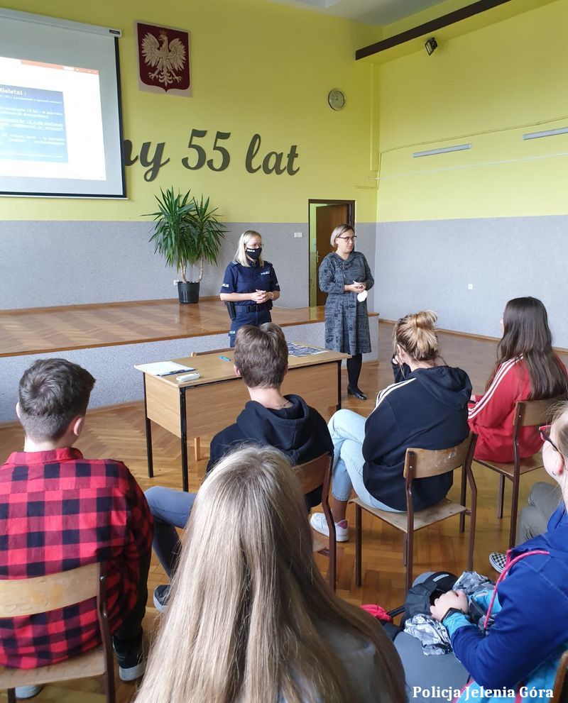 Jelenia Góra: Jeleniogórska policjantka z wizytą w szkole