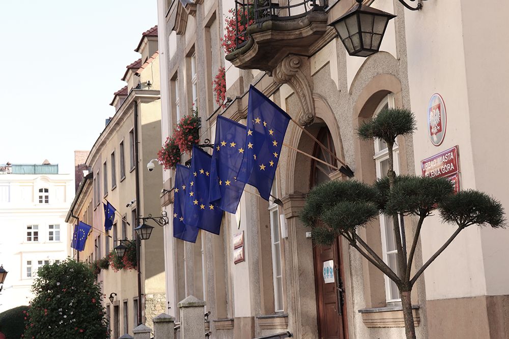 Jelenia Góra: MdW: Gdzie są polskie flagi na jeleniogórskim ratuszu?