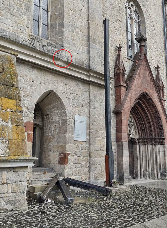 Lwówek Śląski: Watr uszkodził krzyż