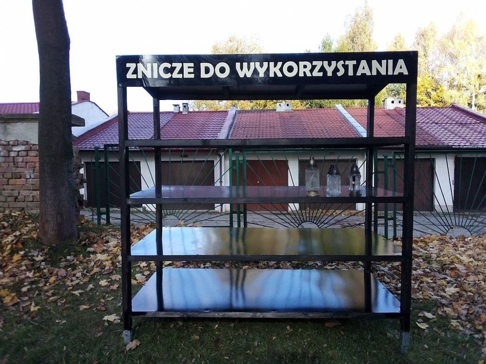Lubawka: Regały na znicze
