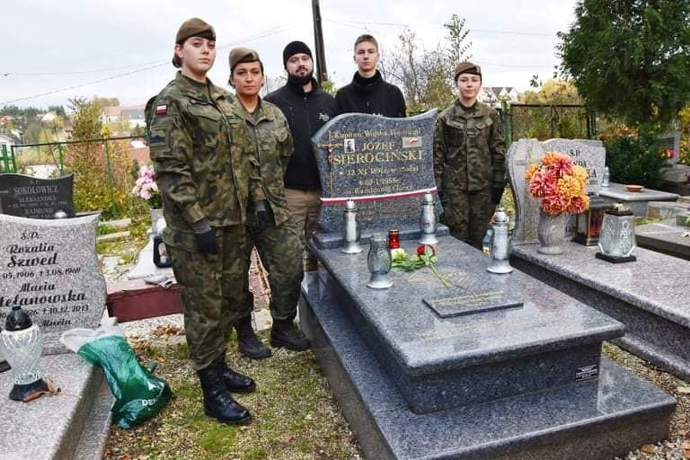 Kamienna Góra: Na grobach bohaterów
