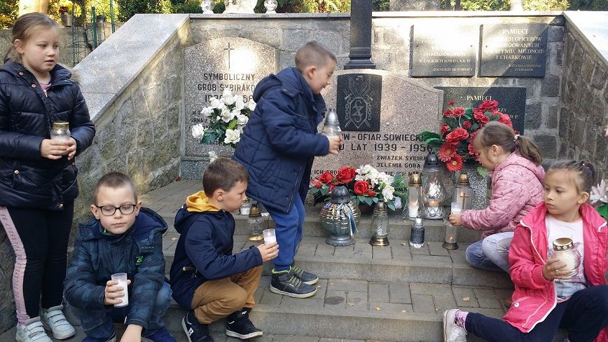 Jelenia Góra: Uczniowie „7” odwiedzili mogiły bohaterów