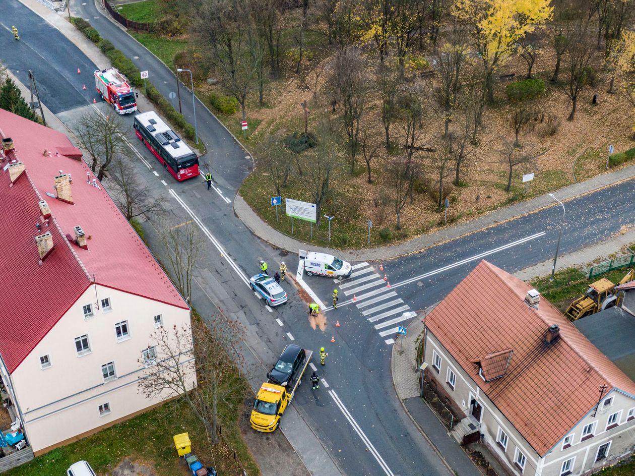 Sobieszów: Kolizja golfa z autobusem