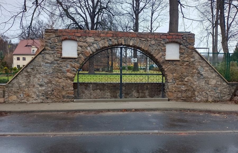 Janowice Wielkie: Brama pałacowa uratowana