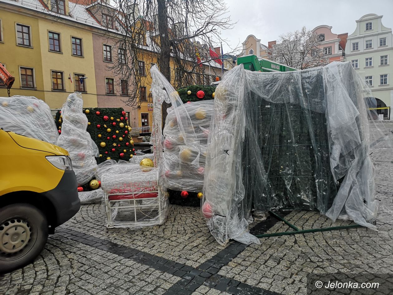 Jelenia Góra: Montują choinkę w centrum