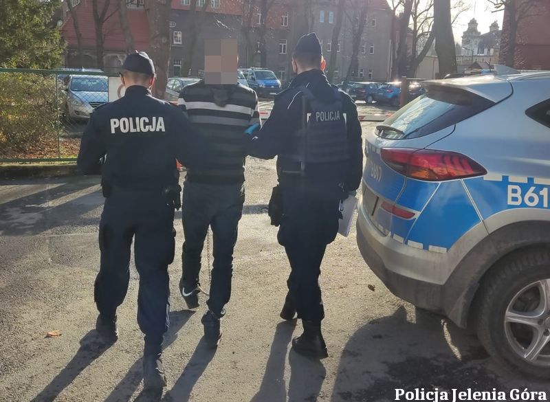Jelenia Góra: Pobił i okradł matkę