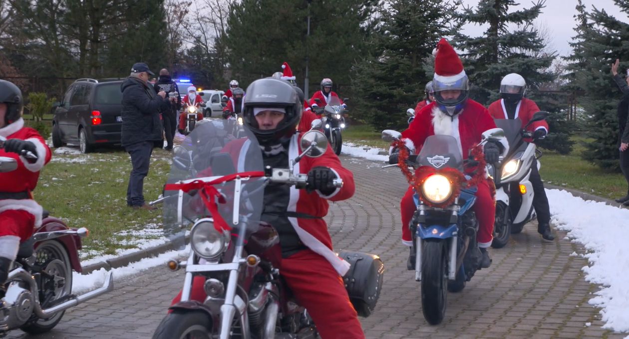Jelenia Góra: Mikołaje na motorach odwiedzili młodych pacjentów w szpitalu