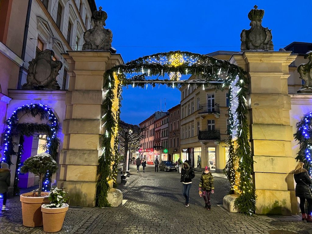Jelenia Góra: Brama Wojanowska świątecznie udekorowana