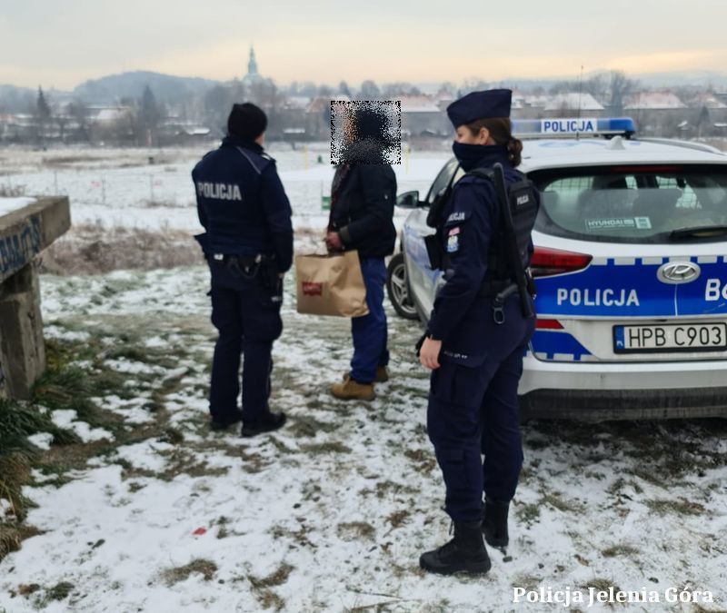 Powiat: Policjanci podarowali bezdomnym ciepłą odzież