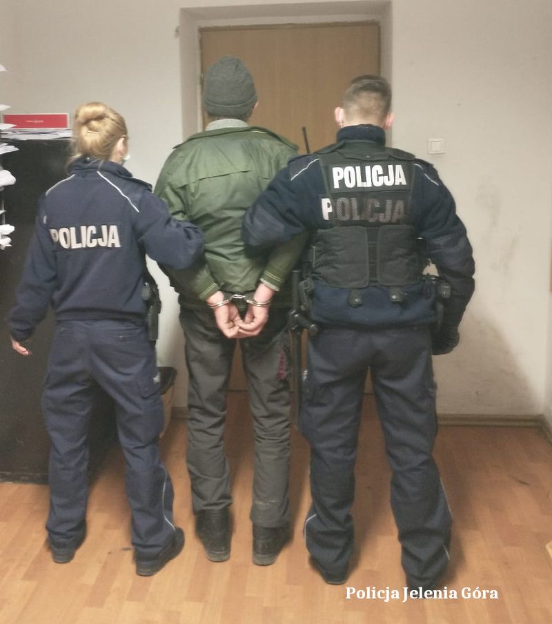 Szklarska Poręba: Pijany próbował wręczyć łapówkę mundurowym