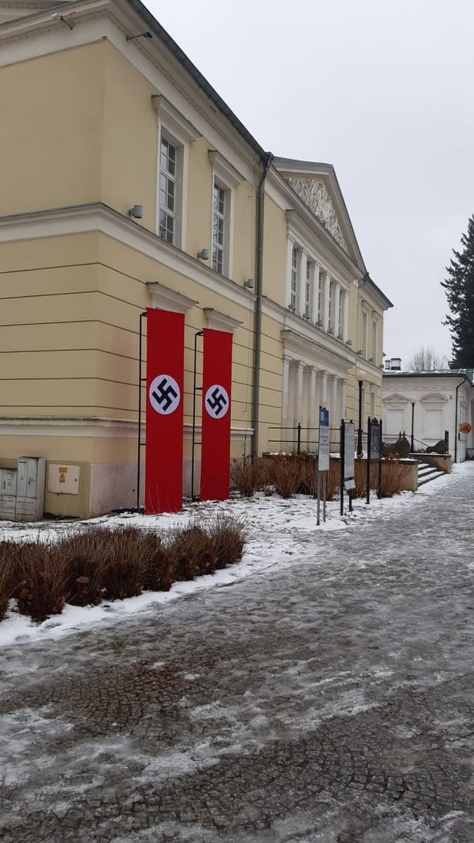 Jelenia Góra: Swastyki w Parku Zdrojowym