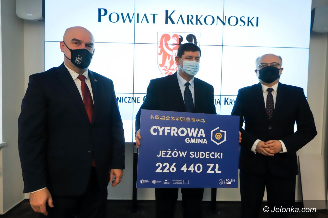 Jelenia Góra: Promesy na cyfryzację gmin zostały wręczone