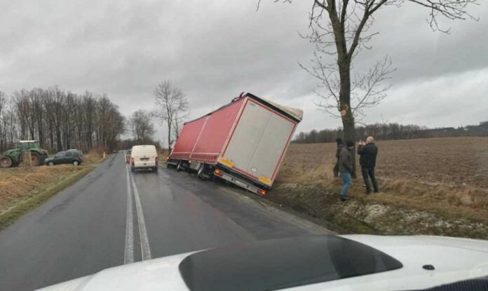 Proszówka: Tir w rowie