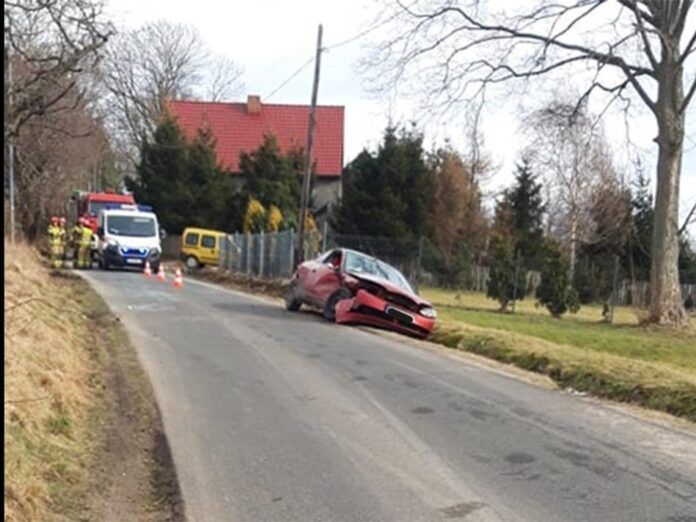 Grudza: Zderzenie busa z osobówką