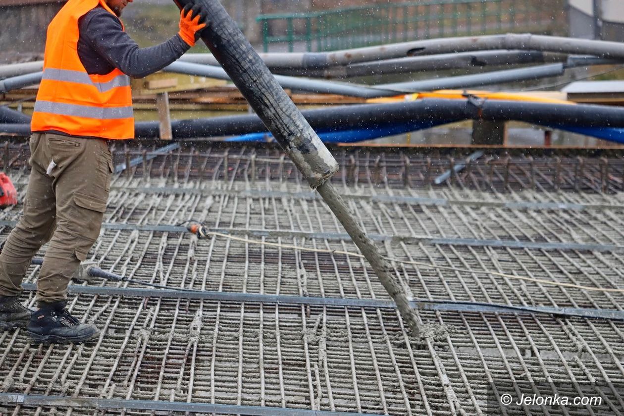 Jelenia Góra: Na Mostowej leją beton