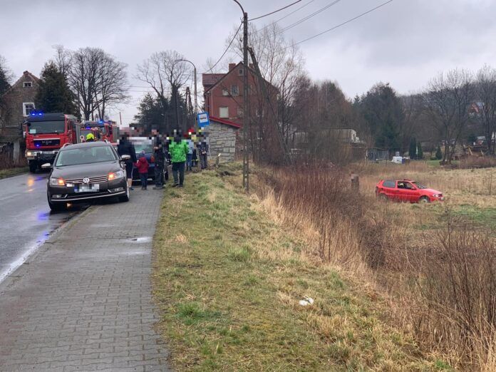 Zaręba: Dachował samochód