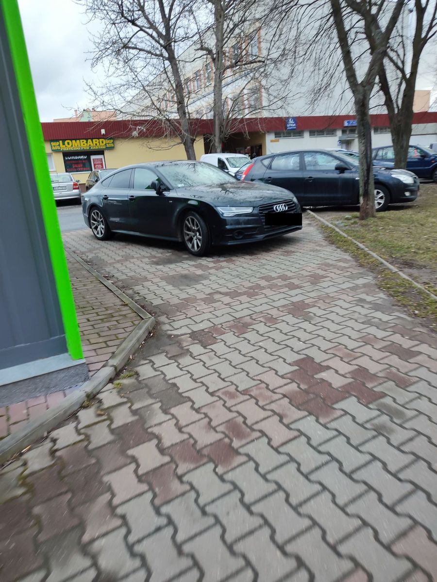 Jelenia Góra: Zastawiony chodnik