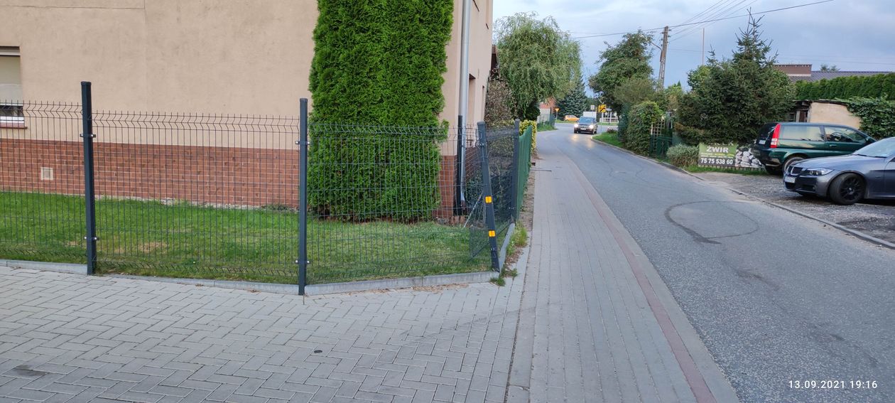 Jeżów Sudecki: Niebezpiecznie na Polnej