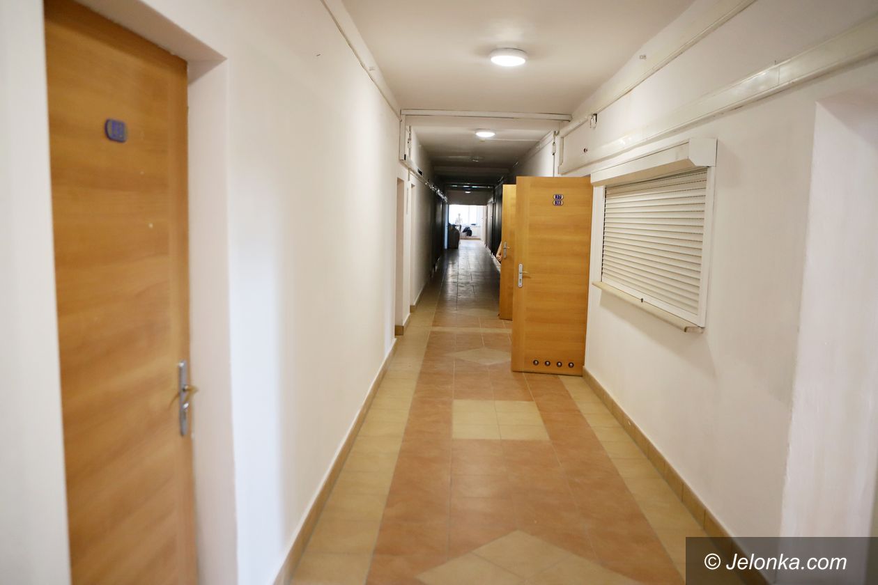 Jelenia Góra: Uchodźcy mieszkają już w budynku po Urzędzie Skarbowym